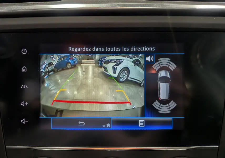 Écran de caméra de recul du Renault Kadjar blanc glacier, affichant l'arrière et les capteurs de stationnement actifs.