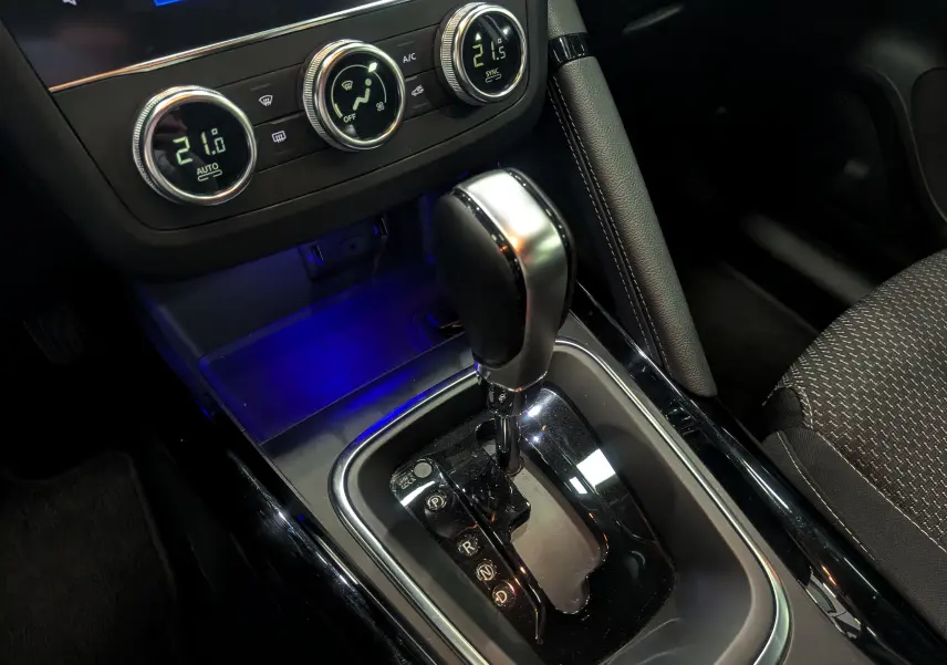 Gros plan sur la console centrale du Renault Kadjar 2021, boîte automatique et commandes de climatisation digitales.