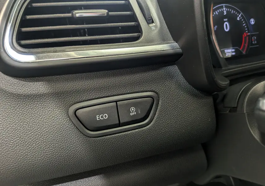 Vue rapprochée du tableau de bord noir du Renault Kadjar 2021, montrant les boutons ECO et désactivation auto start-stop.