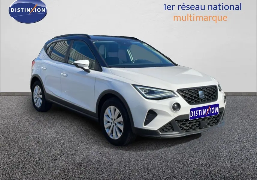 SEAT Arona blanc avec toit gris, vue 3/4 avant droit, mettant en valeur ses lignes modernes et phares LED.