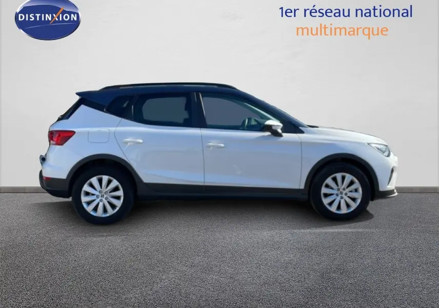 Vue de profil côté gauche d'un SEAT Arona blanc avec toit gris, version 2025 style Special Edition.