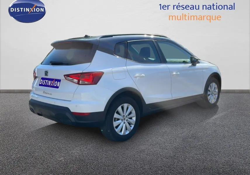 Vue 3/4 arrière droite d'un SEAT Arona blanc avec toit gris, sur fond neutre, en version 2025 Style Special Edition.