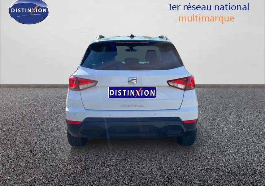 Vue arrière d'un SEAT Arona blanc avec toit gris, version Style Special Edition 2025, sur fond neutre.