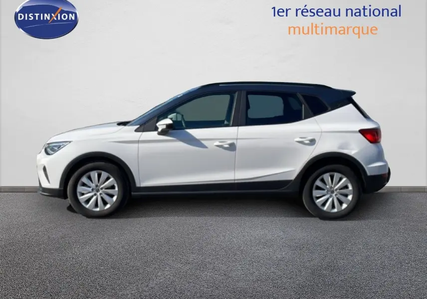 Vue latérale droite du SEAT Arona blanc avec toit gris, version 2025 Style Special Edition essence à boîte automatique.