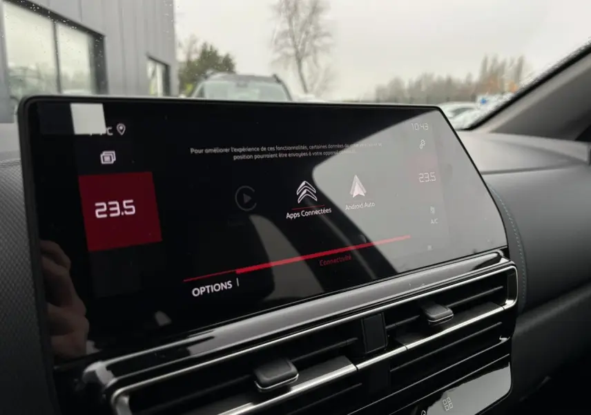Vue rapprochée de l’écran tactile central et des aérateurs du tableau de bord du Citroën C5 Aircross gris Platinium.