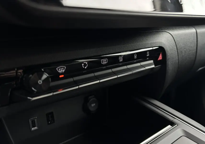 Détail de la console centrale du Citroën C5 Aircross 2025, boutons de climatisation et prises USB visibles.