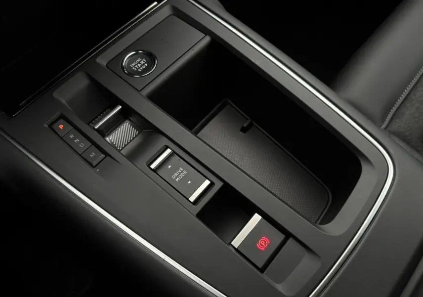 Vue rapprochée de la console centrale noire du Citroën C5 Aircross 2025 avec bouton start/stop et commandes de boîte auto.