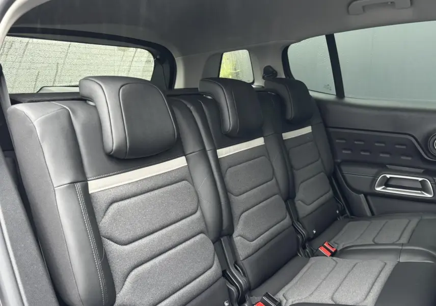 Vue latérale droite des trois sièges arrière indépendants gris et noirs du Citroën C5 Aircross 2025, avec appuis-tête réglables.