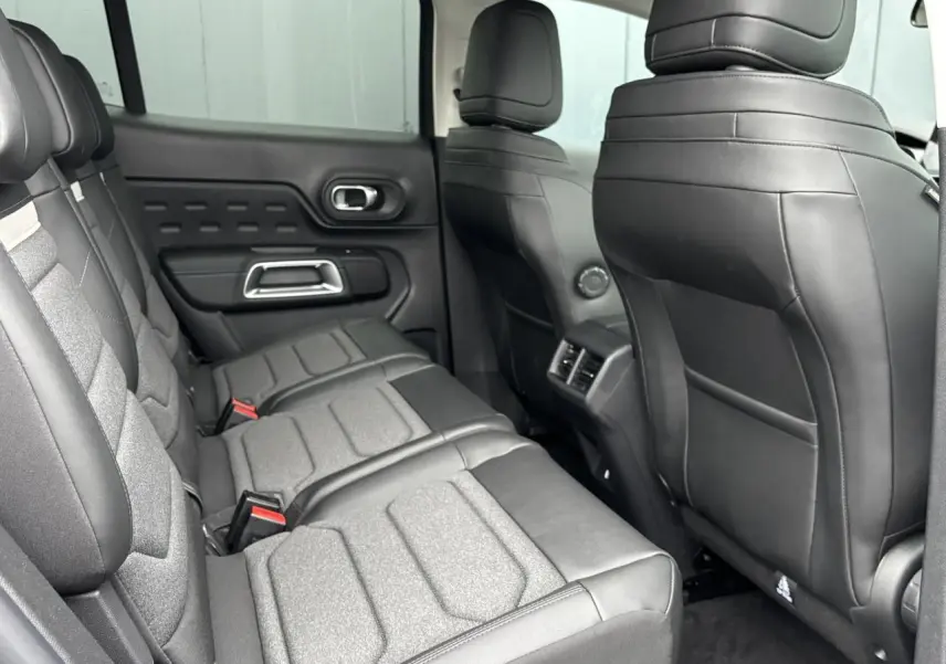 Vue intérieure côté droit des sièges arrière gris tissu et cuir du Citroën C5 Aircross 2025 avec aérateurs centraux.