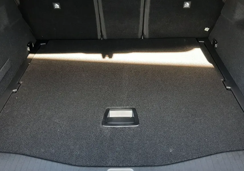 Coffre vu de face, tapis noir propre et plat du Citroën C5 Aircross 2026, sans chargement visible.