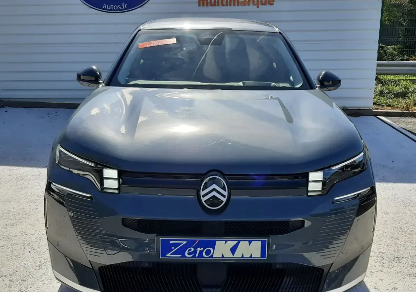 Vue avant d'une Citroën C5 Aircross 2026 vert Astoria avec toit noir, calandre moderne et phares LED distinctifs.