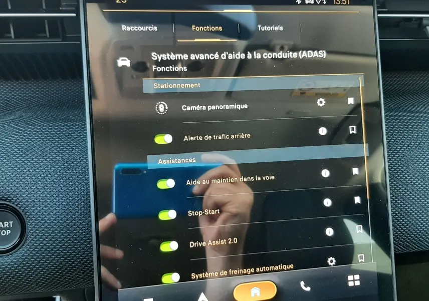 Écran tactile central du Citroën C5 Aircross 2026 affichant les options avancées d’aide à la conduite.