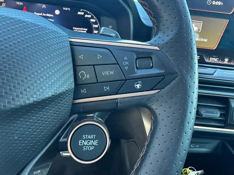 Gros plan sur le volant cuir perforé du CUPRA Formentor 2.0 TDI 150ch avec boutons multifonctions et bouton start/stop.