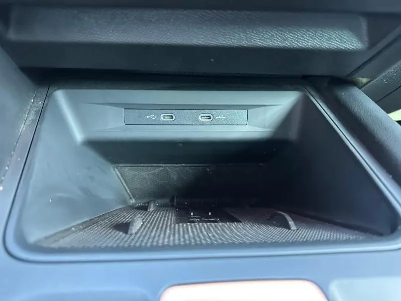 Gros plan intérieur sur la console centrale du CUPRA Formentor 2.0 TDI 150ch, montrant deux ports USB-C noirs.