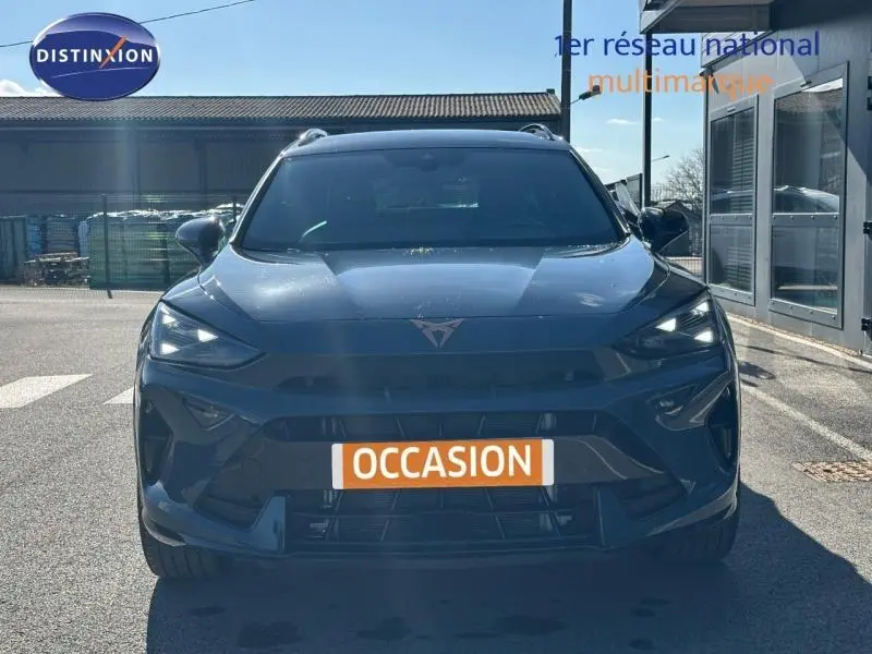 Vue de face d'un CUPRA Formentor bleu Fjord 2025 avec phares LED et calandre distinctive, en extérieur lumineux.