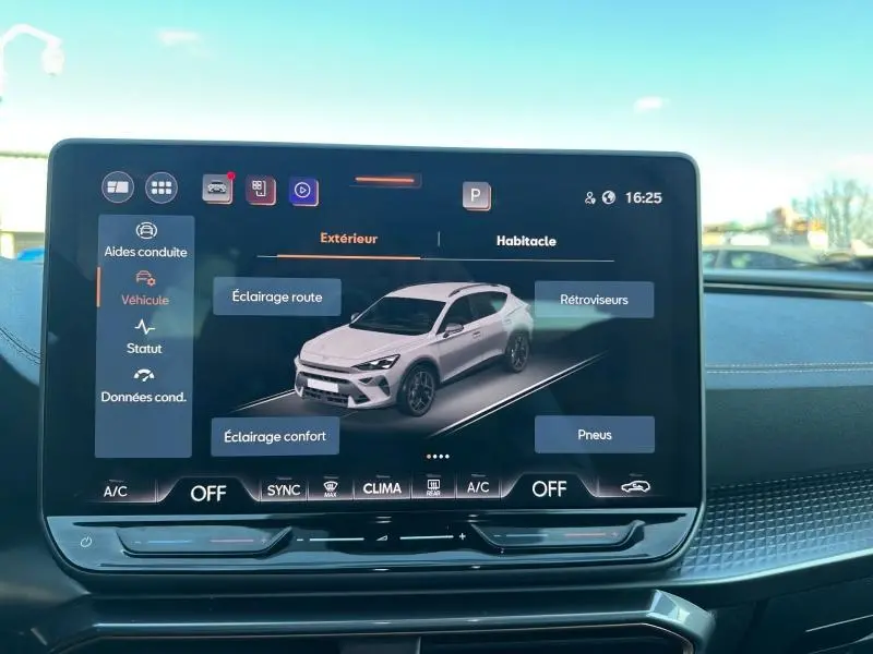 Écran tactile intérieur montrant une vue 3/4 avant d’un CUPRA Formentor blanc avec options d’éclairage et pneus.