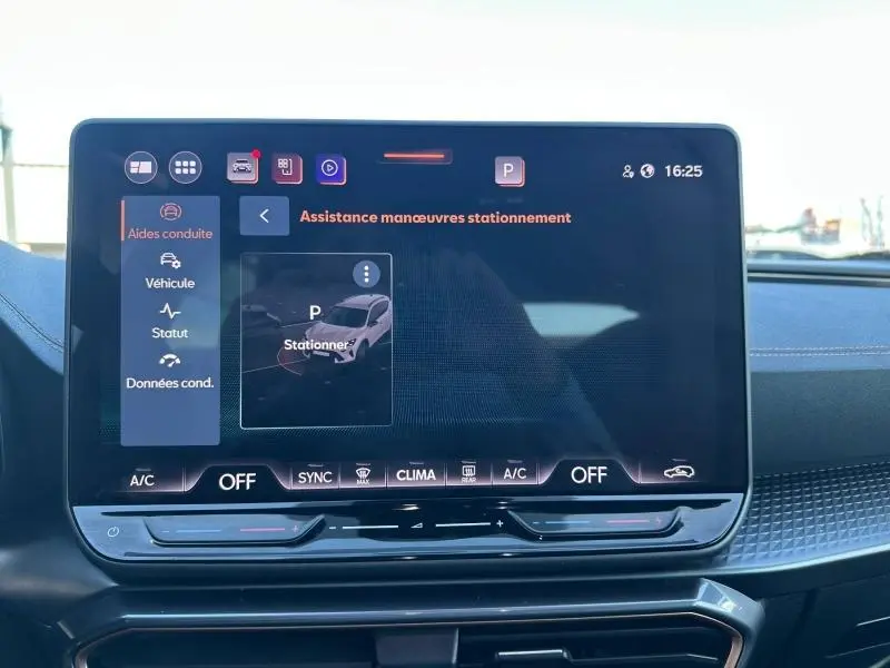 Écran tactile central du tableau de bord de la CUPRA Formentor 2.0 TDI 150ch affichant l'assistance au stationnement.