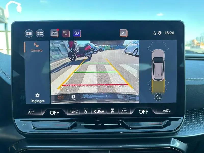 Écran tactile intérieur montrant la caméra de recul et l’aide au stationnement du CUPRA Formentor bleu Fjord.