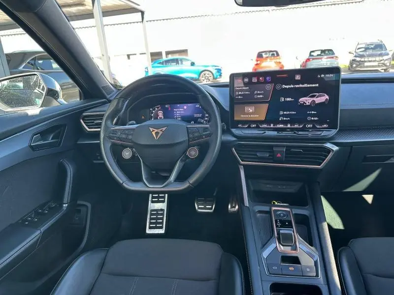 Vue intérieure centrée sur le poste de conduite du CUPRA Formentor 2.0 TDI, volant cuir multifonction et écran tactile visible.