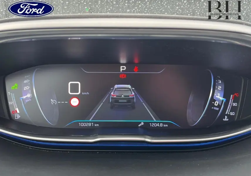Tableau de bord numérique du Peugeot 5008 2018 affichant la vitesse, compte-tours et un véhicule noir vu de dos au centre.