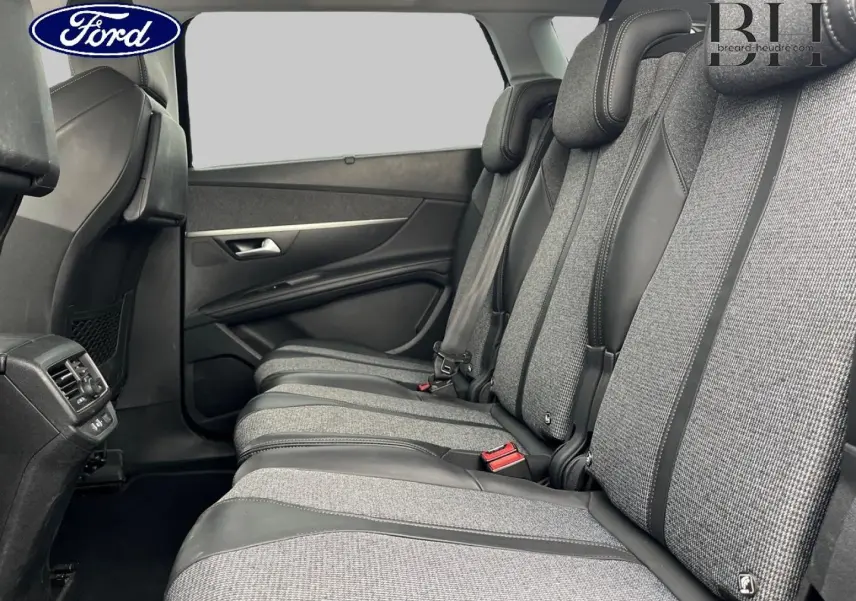 Vue intérieure côté droit des sièges arrière en tissu et cuir gris du Peugeot 5008 noir Perla Nera, version 7 places.