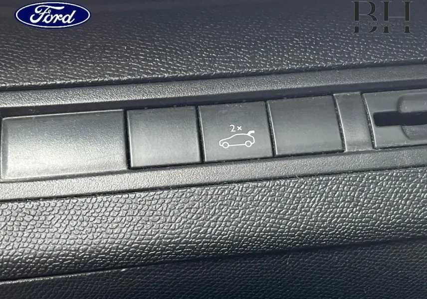 Bouton d'ouverture du hayon sur tableau de bord noir texturé du Peugeot 5008 noir Perla Nera, version 2018.