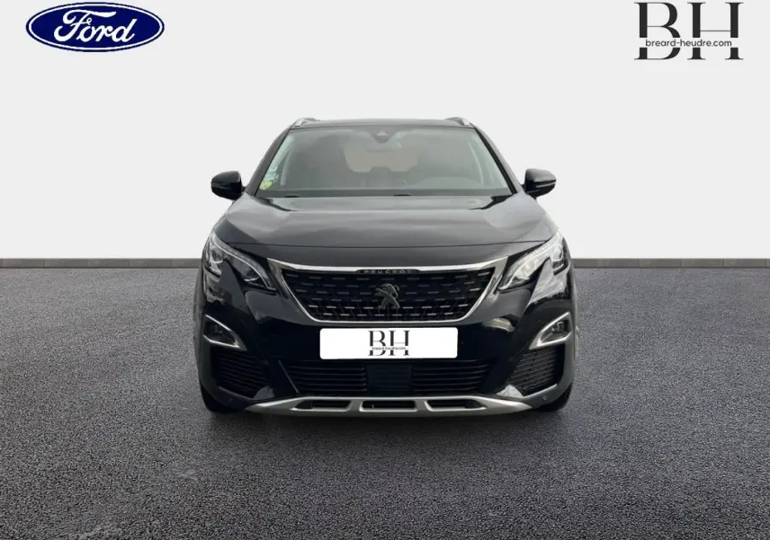 Vue frontale d'un Peugeot 5008 noir Perla Nera avec calandre chromée et projecteurs LED distinctifs.