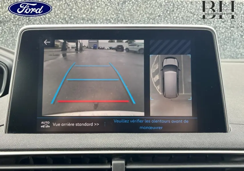Écran tactile intérieur montrant la caméra de recul et la vue 360° du Peugeot 5008 noir Perla Nera.