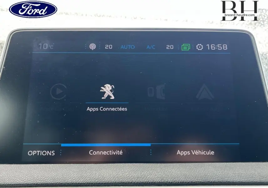 Écran tactile central du Peugeot 5008 noir Perla Nera, affichant les options de connectivité et applications.