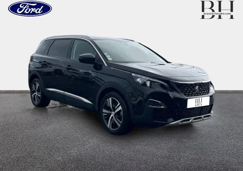 Peugeot 5008 noir Perla Nera vue 3/4 avant droit, mettant en valeur les jantes alu et les barres de toit chromées.