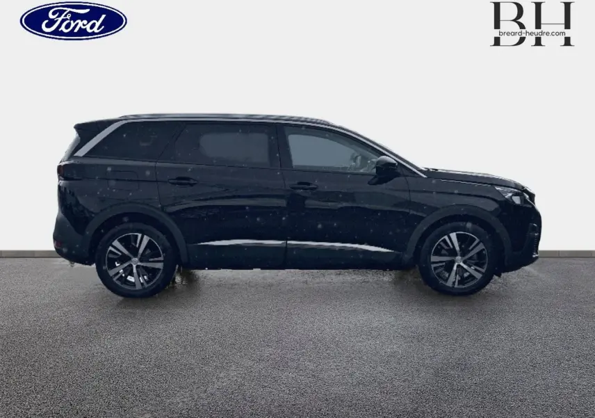Profil droit d’un Peugeot 5008 noir Perla Nera, SUV familial avec jantes alliage et vitres surteintées.