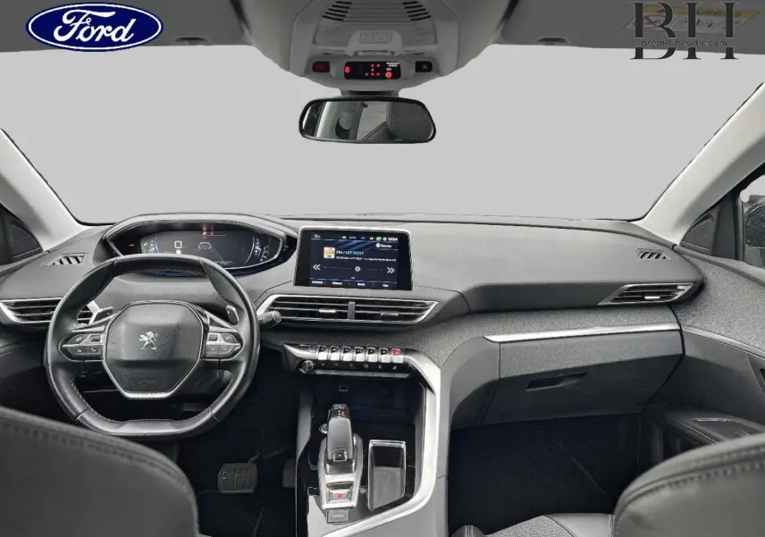Vue intérieure avant du Peugeot 5008 noir Perla Nera, avec tableau de bord numérique et écran tactile central.