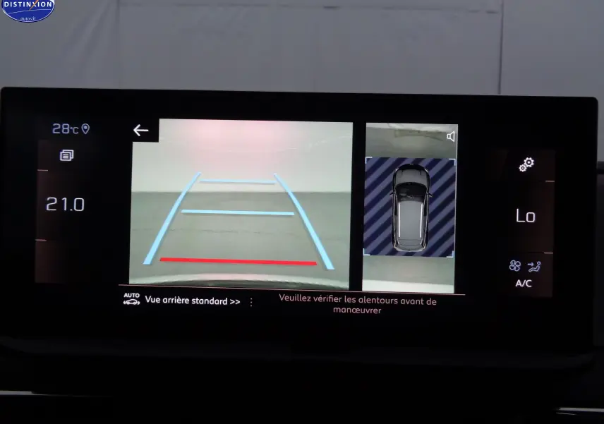 Écran multimédia du Peugeot 3008 2023 montrant la caméra de recul avec vue arrière et top-down en intérieur du véhicule.