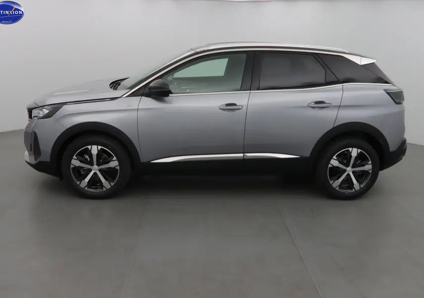 Profil côté gauche d'un Peugeot 3008 gris Artense métallisé, mettant en valeur ses lignes modernes et ses jantes bicolores.