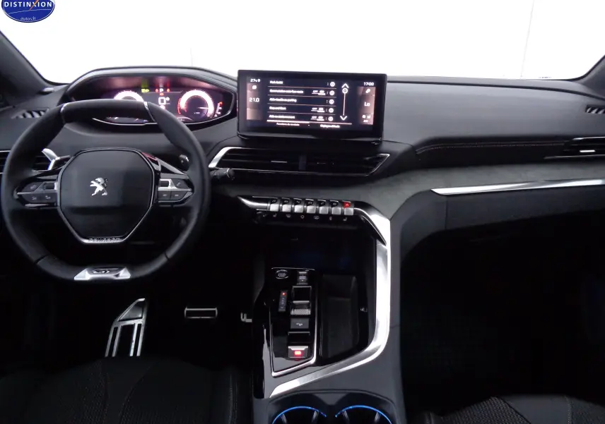 Intérieur du Peugeot 3008 2023 gris Artense, vue frontale sur le tableau de bord numérique et la console centrale moderne.