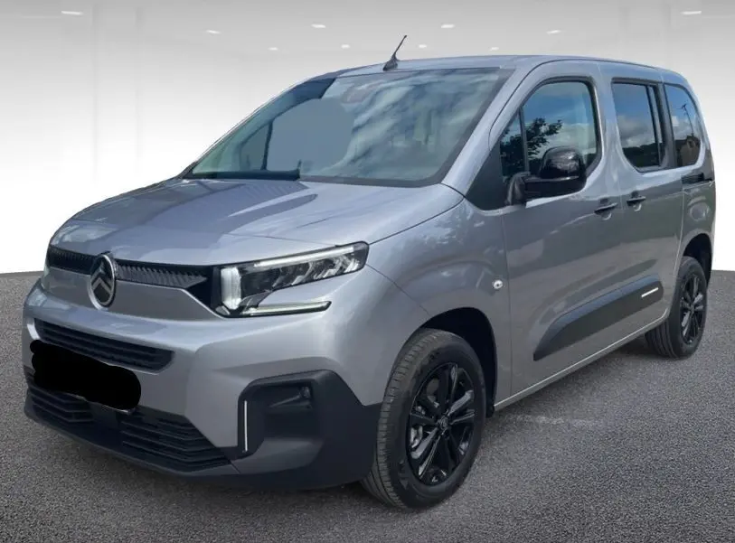 Citroën Berlingo Multispace gris Artense vu en 3/4 avant droit avec jantes noires et calandre moderne.
