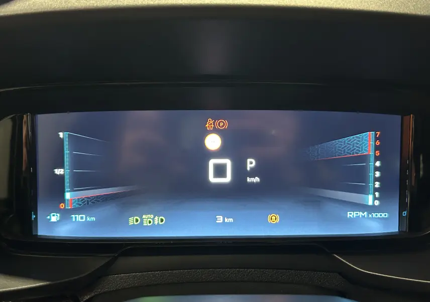 Tableau de bord numérique du Citroën Berlingo Multispace 2025 affichant vitesse, compte-tours et autonomie.