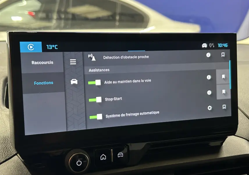 Écran tactile central affichant les assistances à la conduite du Citroën Berlingo Multispace gris, vue intérieure.