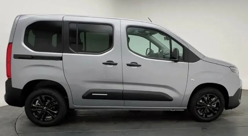 Profil côté gauche du Citroën Berlingo Multispace gris Artense 2025 avec jantes noires et portes coulissantes arrière.