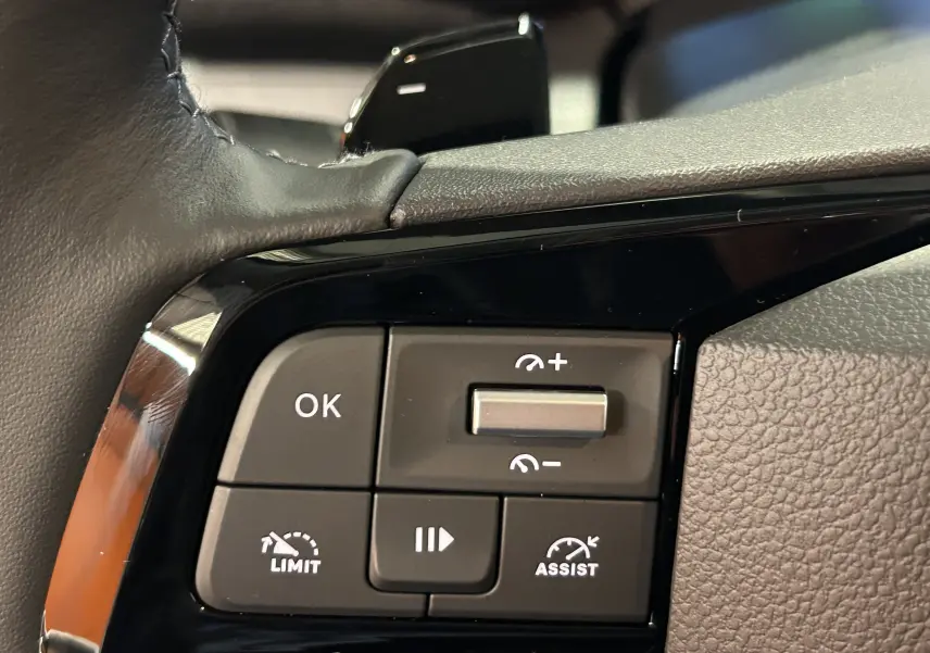 Gros plan sur les commandes au volant du Citroën Berlingo Multispace gris, boutons de régulateur et limiteur de vitesse visibles.