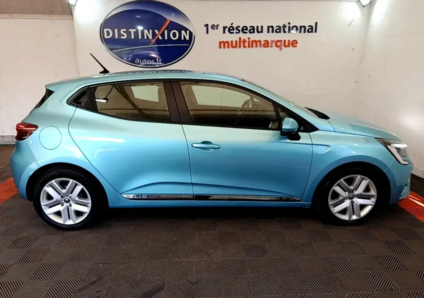 Profil droit d'une Renault Clio Business E-Tech hybride bleu clair 2021 avec jantes alliage et logo latéral Clio.