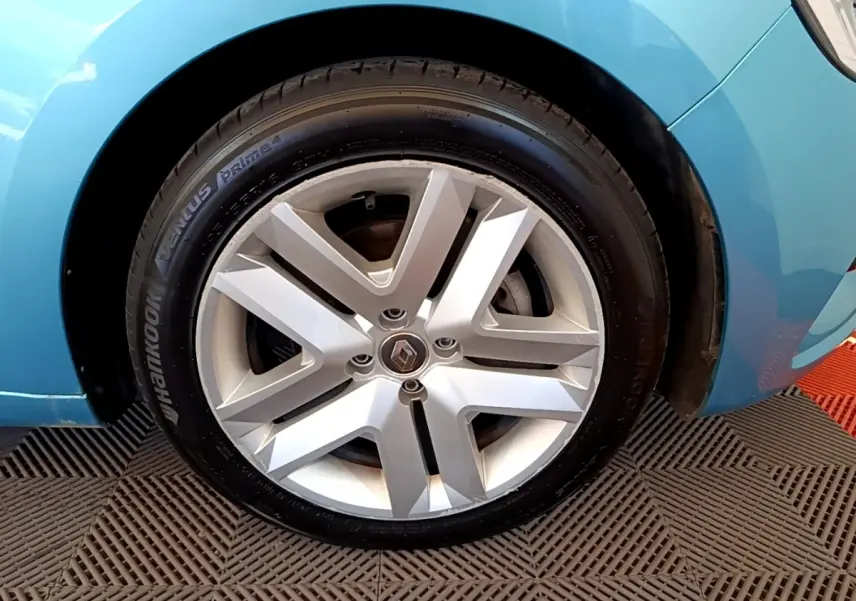 Gros plan sur la roue avant droite d’une Renault Clio Business E-Tech hybride 2021 bleu avec jante alliage distinctive.