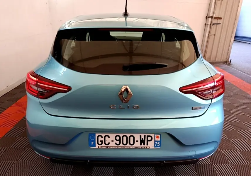 Vue arrière d'une Renault Clio Business E-Tech hybride bleu clair avec feux arrière LED et plaque d'immatriculation française.