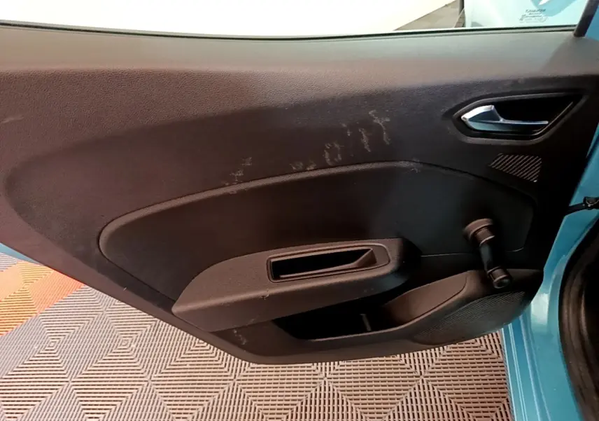 Vue intérieure de la porte avant gauche noire d'une Renault Clio Business E-Tech hybride 2021 bleu visible au bord.