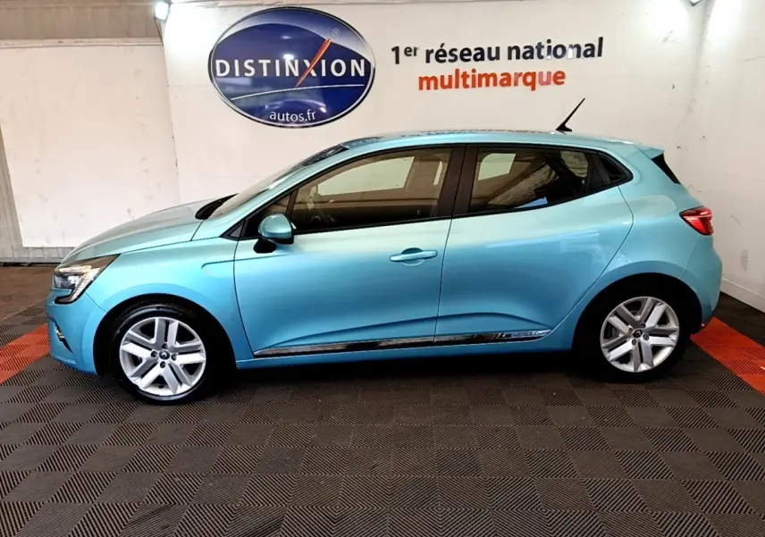 Profil droit d'une Renault Clio Business E-Tech hybride 2021 bleu clair, avec jantes alliage et vitres teintées.