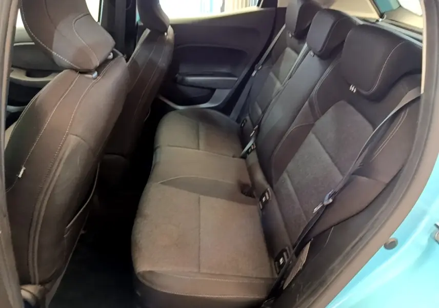 Vue intérieure côté droit sur la banquette arrière noire de la Renault Clio Business E-Tech hybride bleu 2021.