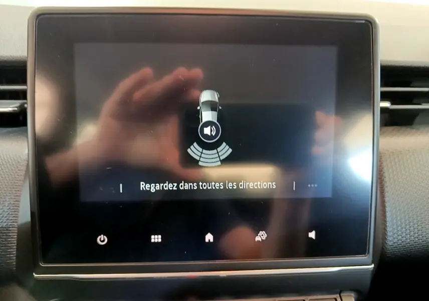 Écran tactile central de la Renault Clio Business E-Tech hybride 2021 affichant un avertissement de sécurité.