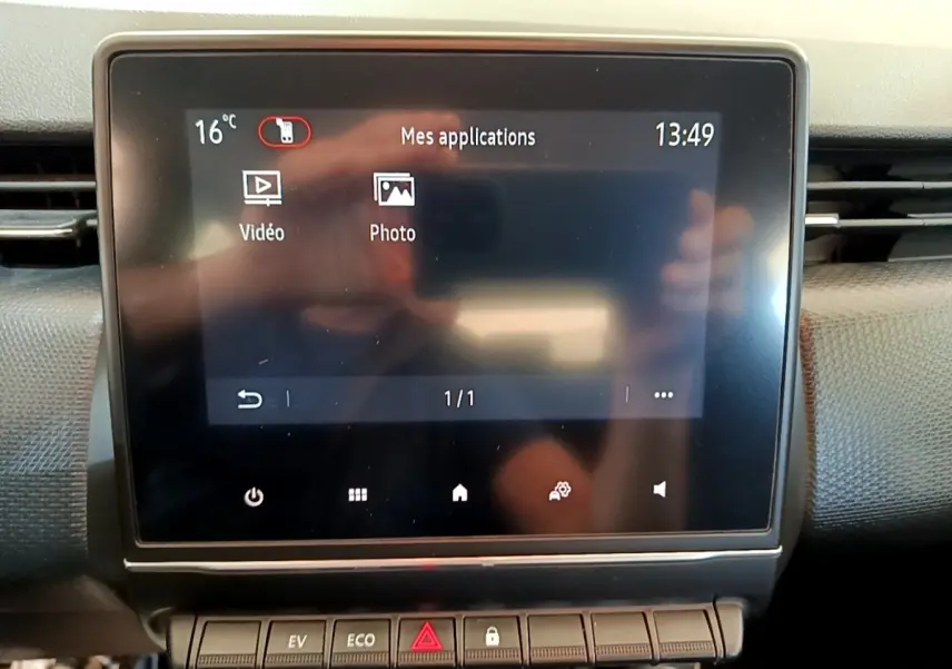 Écran tactile central de la Renault Clio Business E-Tech hybride 140, affichant le menu applications, vue intérieure frontale.