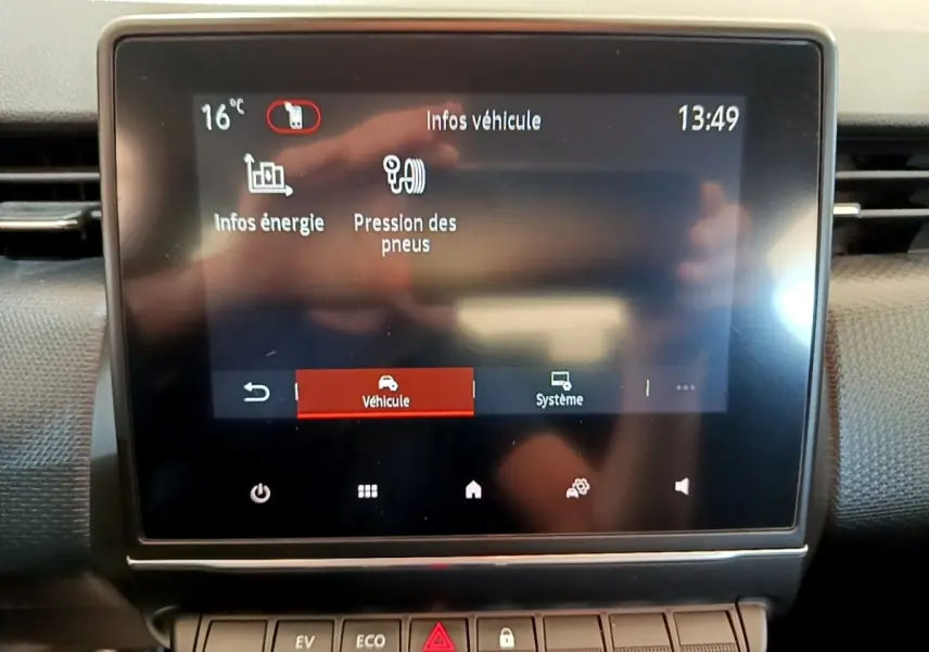 Écran tactile central affichant les infos véhicule et pression des pneus dans une Renault Clio Business E-Tech hybride 2021.