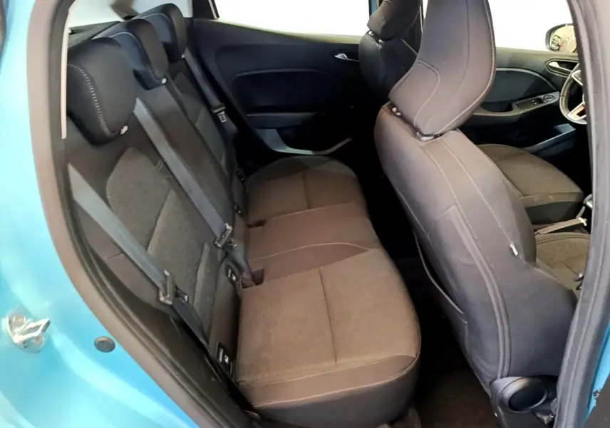 Vue intérieure côté arrière droit de la Renault Clio Business E-Tech hybride bleu, montrant la banquette arrière en tissu gris.